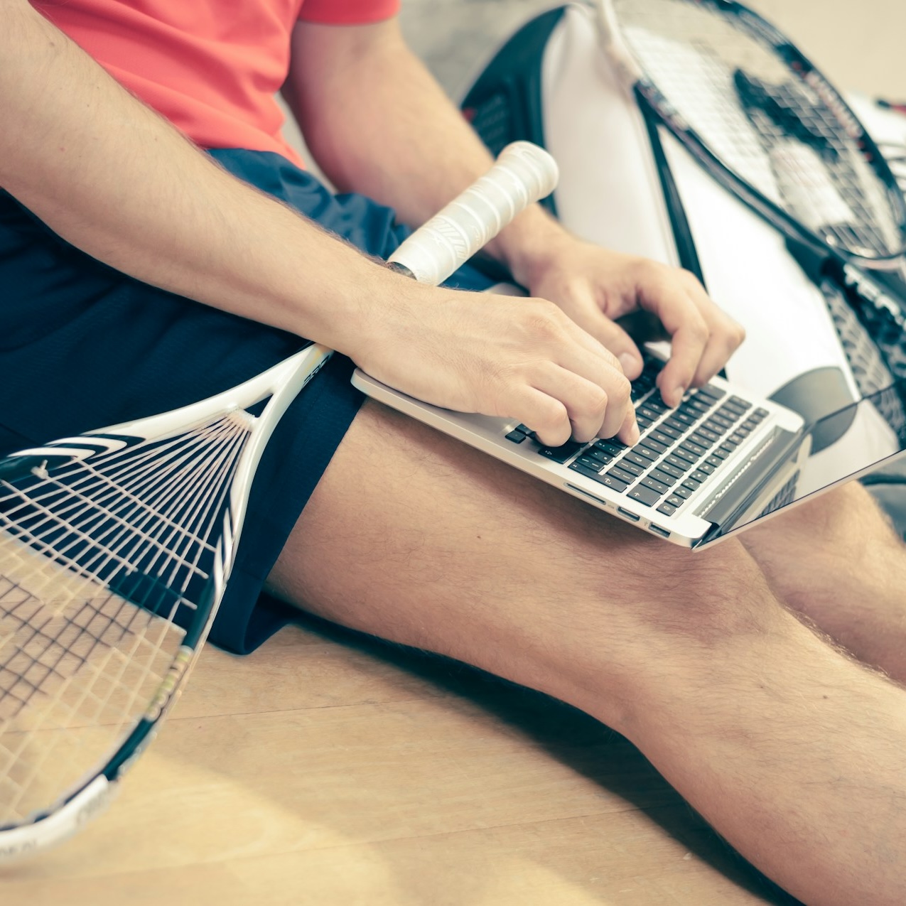 Das Trendsport Check Team bei der Arbeit – mit Laptop und Squash-Schläger