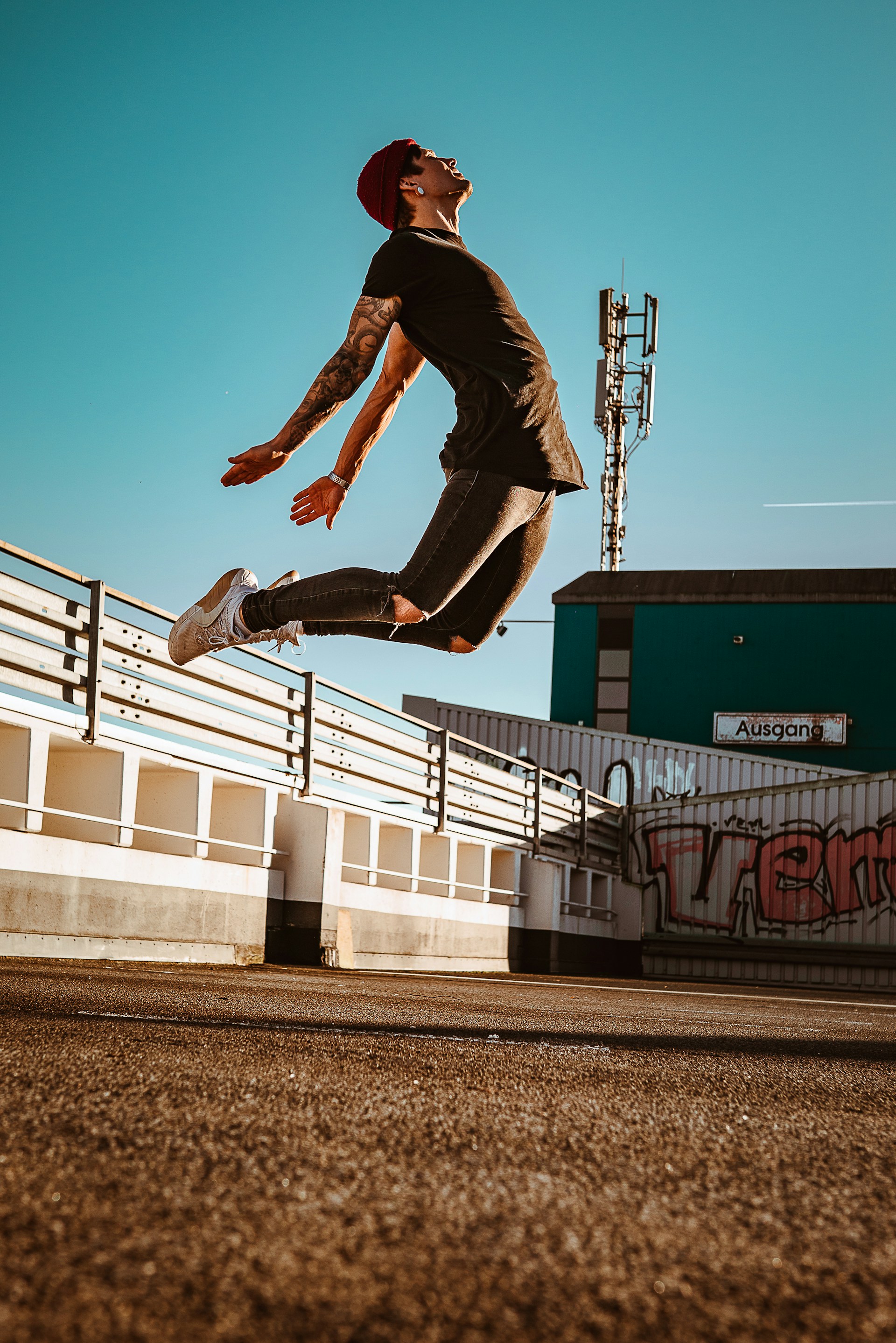 Ein Anfänger macht einen Sprung beim Parkour Training