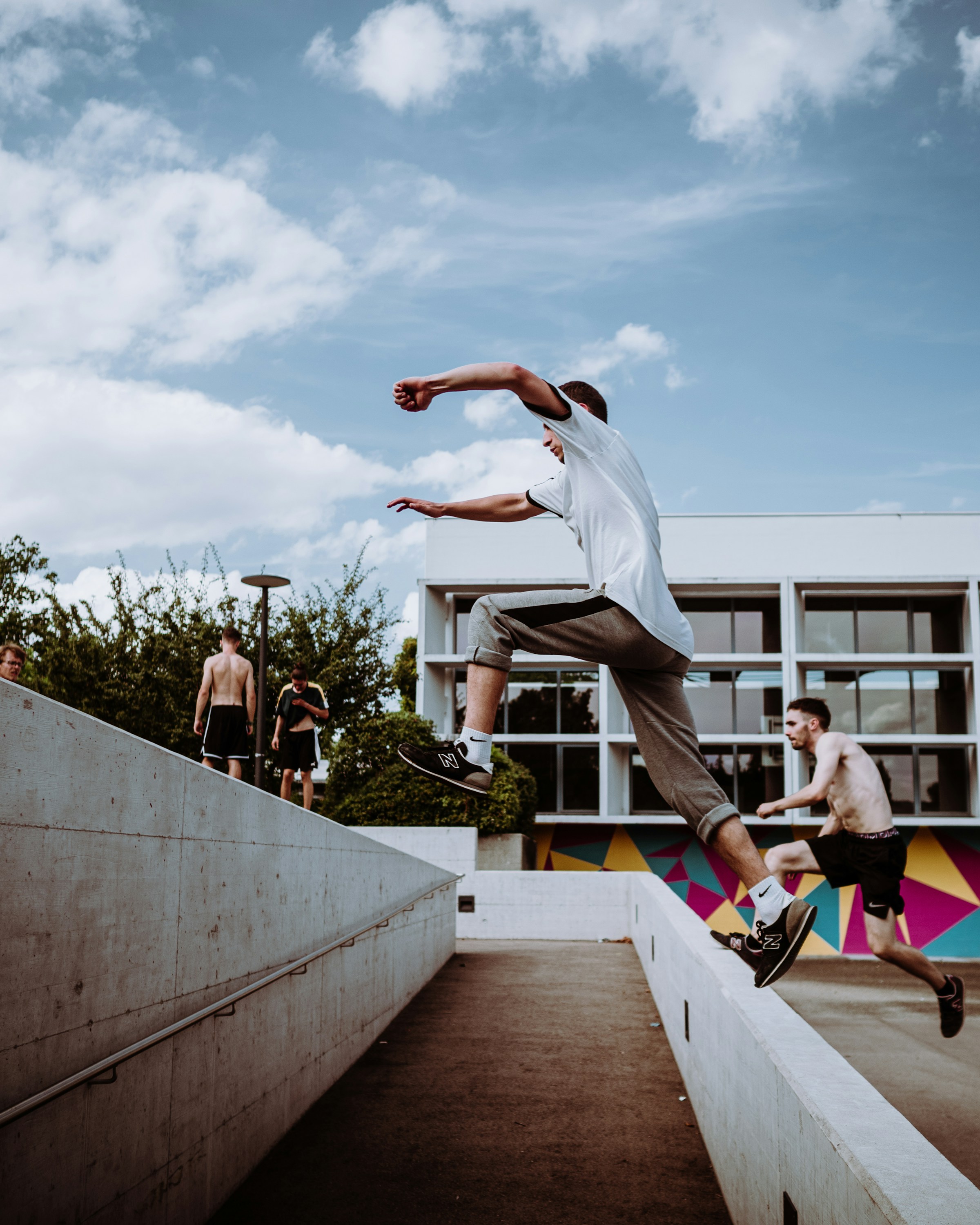 Parkour Anfänger beim Training in der Stadt