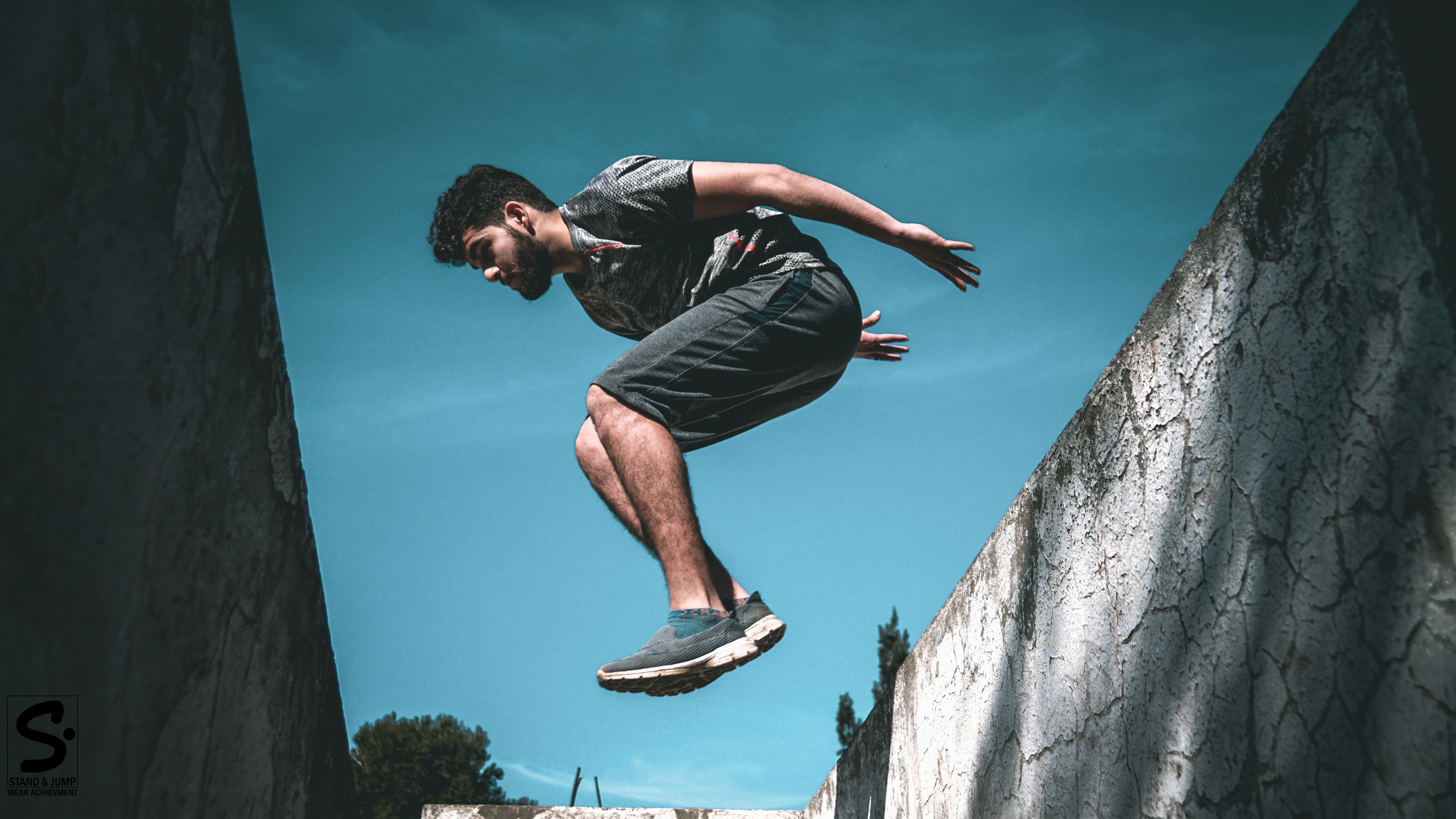 Parkour-Athlet springt elegant über eine Mauer