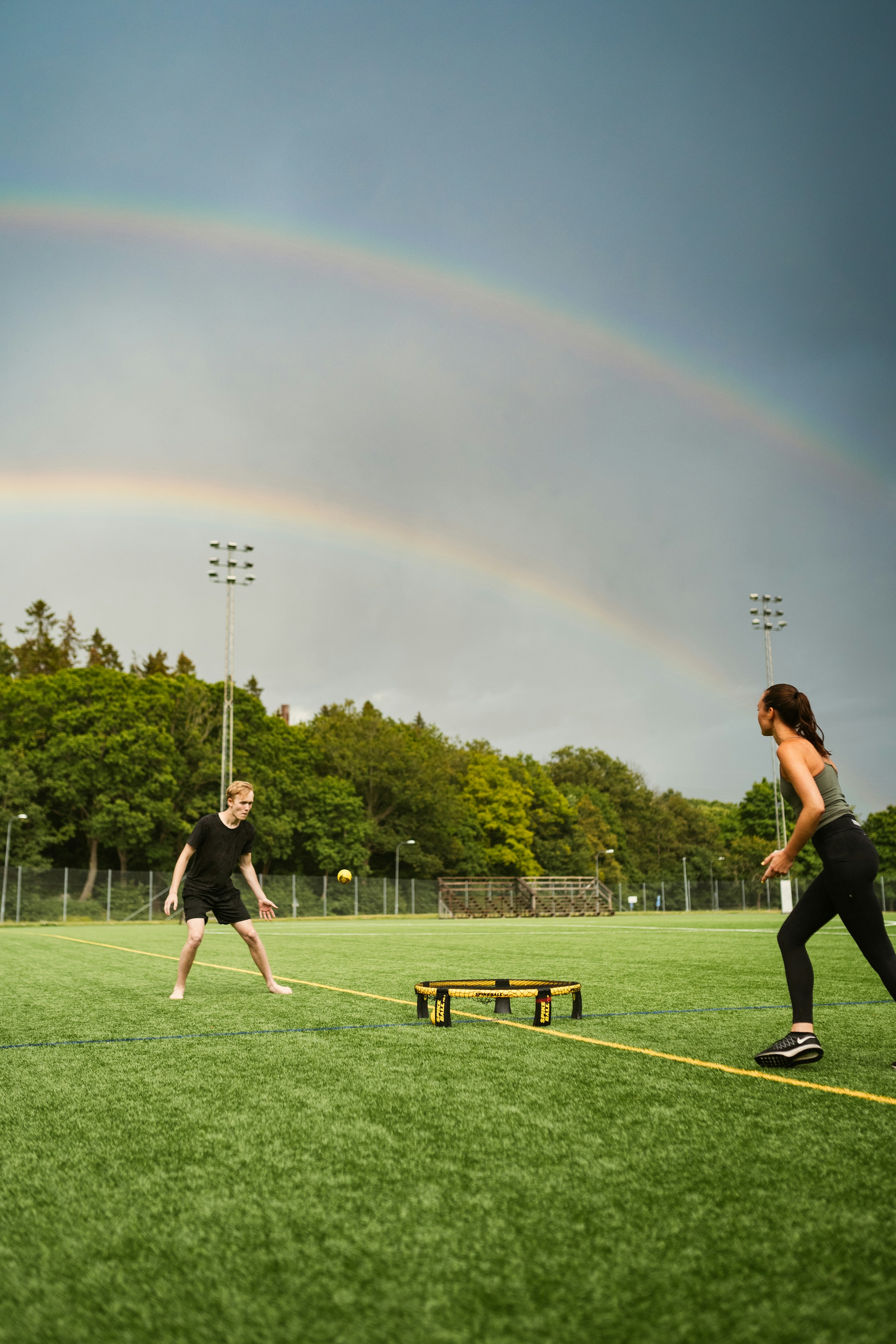 Spikeball Netz für Roundnet auf Rasen 1 gegen 1