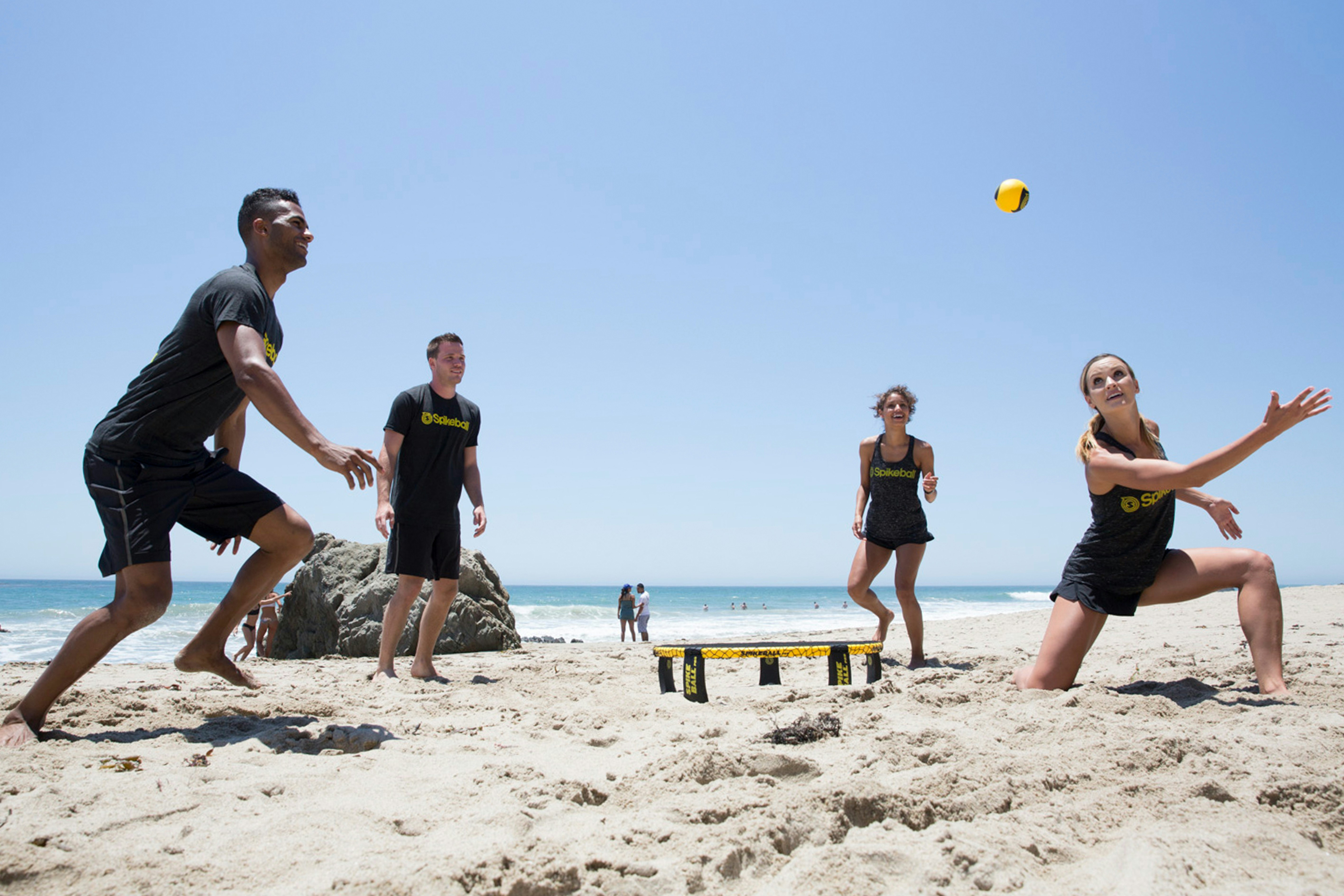 Menschen haben Spaß beim Spikeball am Strand in 2025