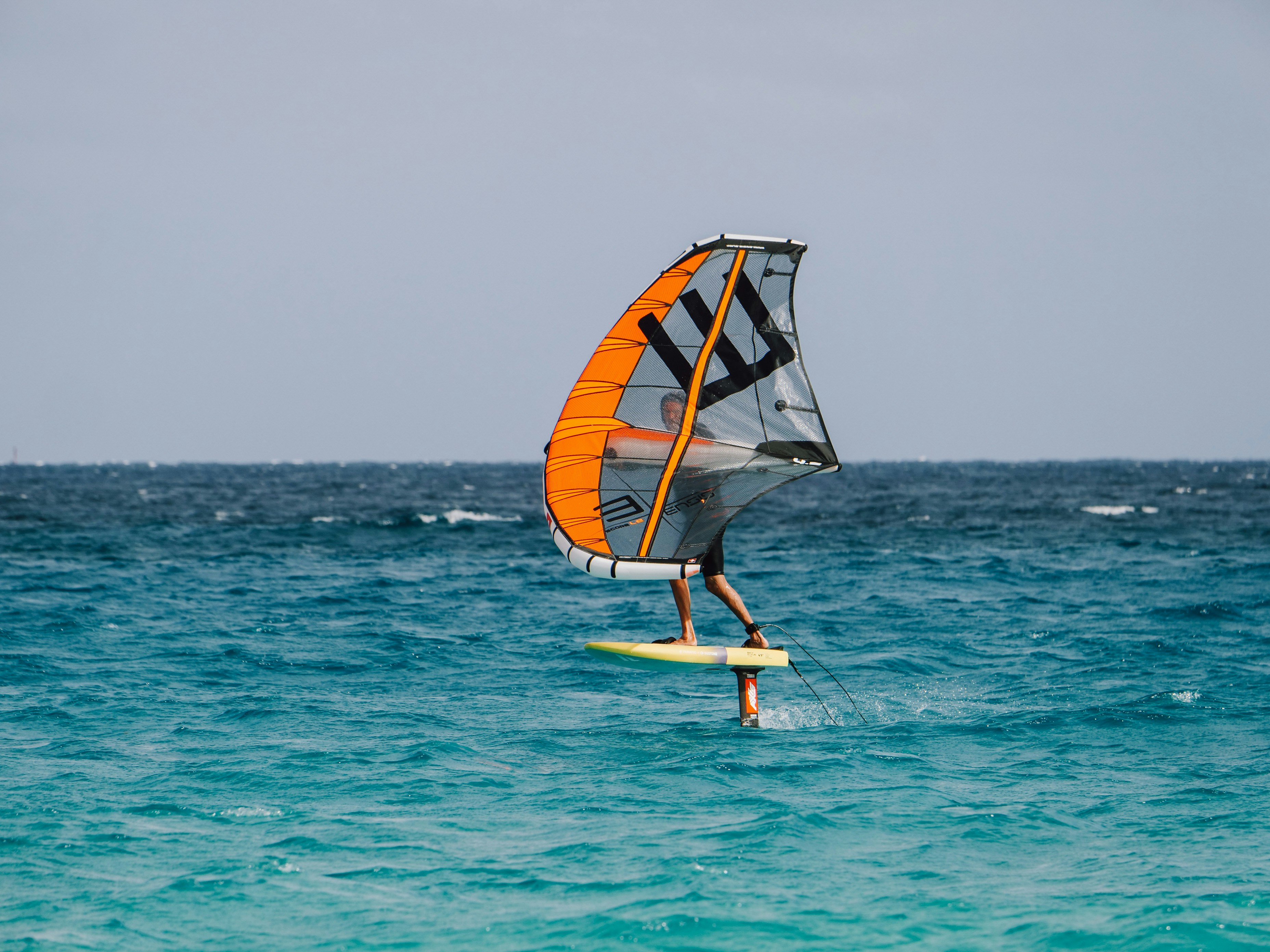 Wingfoil Anfänger beim Üben auf dem Meer - erste Schritte beim Foiling
