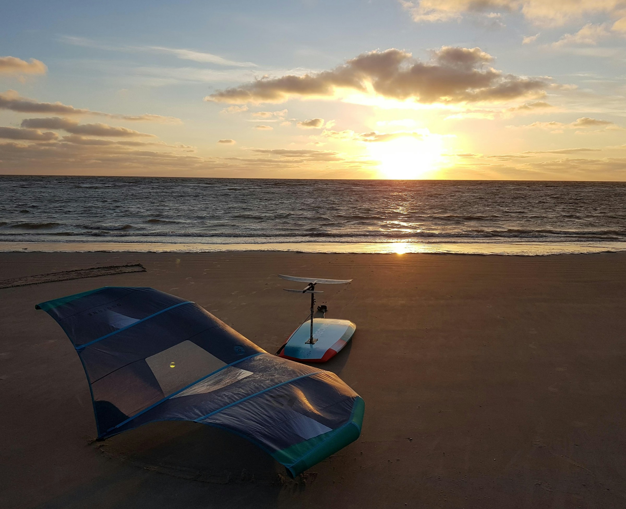 Wingfoil Equipment Setup: Board, Foil und Wing bereit für die Session